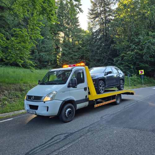 Tractări auto non stop Focșani - platformă albă cu mașină preluată în trafic